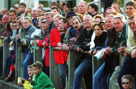 .Över 800 personer hade kommit för att dels "slå rekord"