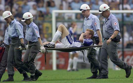 fotboll, Anderlecht - Halmstad. Michael Svensson bärs ut