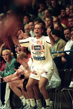 Magnus Andersson, spelande tränare, jublar från bänken