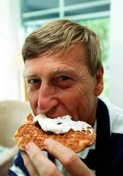 Bengt Johansson, förbundskapten, Sverige, mumsar på