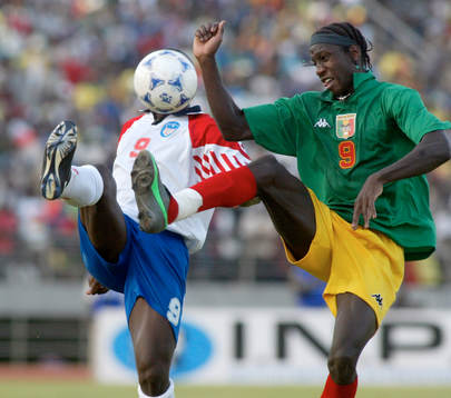 Nummer 9 mot nummer 9. Roberts Zizi, Mali, mot en huvudlös