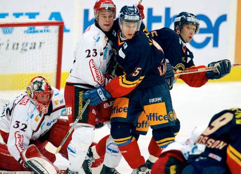 Trångt framför Peter Rönnqvist i Frölunda-målet.