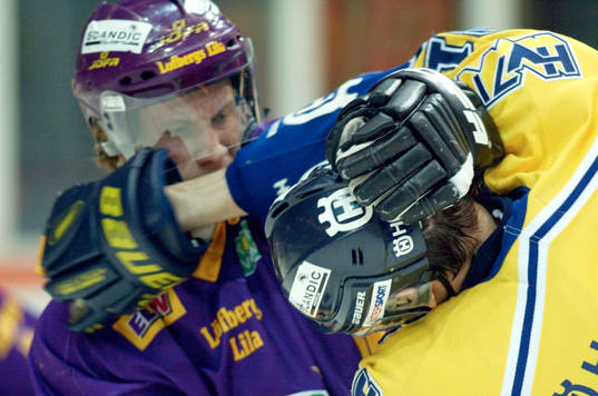 Pär Bäcker, Färjestad ger Björn Melin, HV71 en klocka