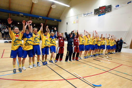 Innebandy. Dam. Sverige - Finland.Svenska tjejerna tackar