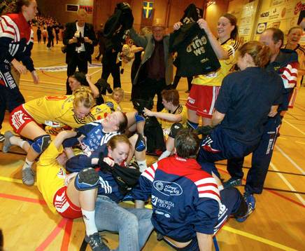 Eslöv. Handboll. SM. Dam. Team skåne-tjejerna jublar
