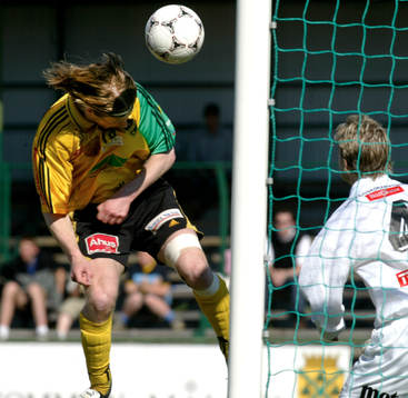 Fredrik "Hana" Andersson nickar mot mål