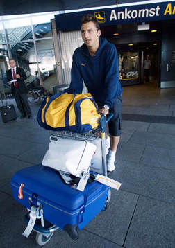 Zlatan Ibrahimovic promenerar iväg med sitt bagage