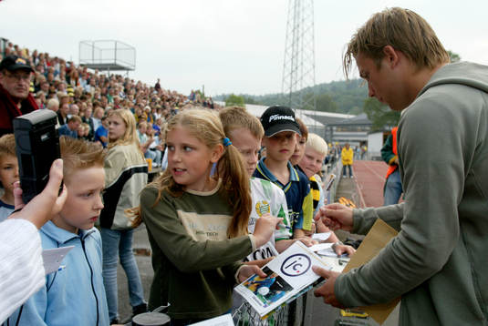 Anders Svensson skriver autografer