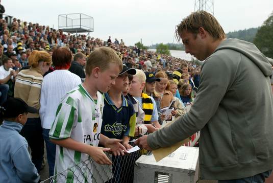 Anders Svensson skriver autografer