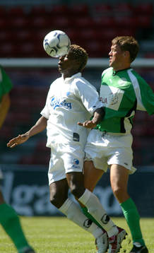 Sibusiso Zuma trycks i ryggen. tackling bakifrån. Nick