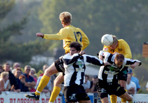 Marcus Ekenberg (tillbaka i Mjällby-tröjan) nickar mot