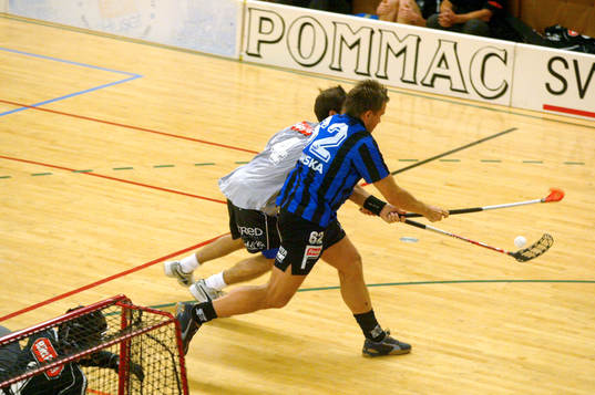 Tobias Blixt, Högaborg, tar hand om bollen