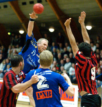 Lund. Handboll. H43 - Djurgården. Henrik Kronborg gör ett