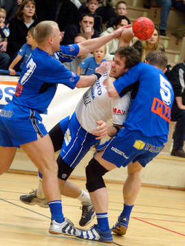 Kristian Svensson - matchens  lirare i Skövde - blir hårt