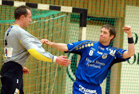 Lars Eklöv - matchens lirare i H43 - signalerar
