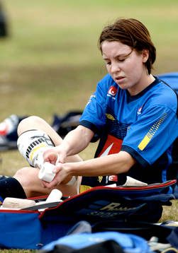 Hanna Ljungberg tejpar foten