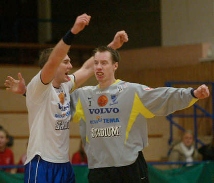 Mattias Gustavsson och målvakten Robert Lechte jublar
