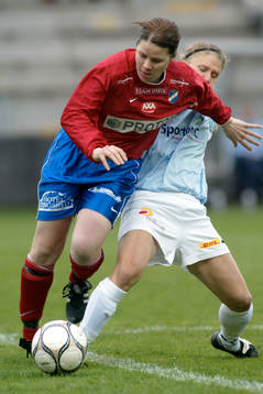 En Öster-spelare håller undan för Frida Nordin, Malmö