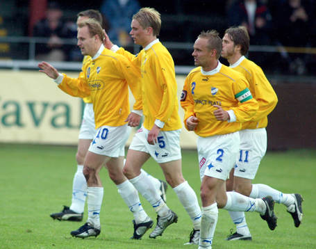Fotboll. Superettan. IFK Malmö . Magnus Eriksson klappas om