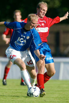 Peter Wibrån attackerar Andreas Johansson