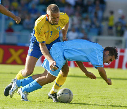 Olof Mellberg, trycker till en motståndare