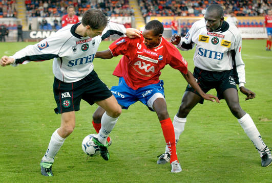 Atiba Hutchinson, Öster - i mitten - hårt trängd mellan