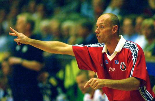 Magnus Andersson, tränare Drott dirigerar sina spelare