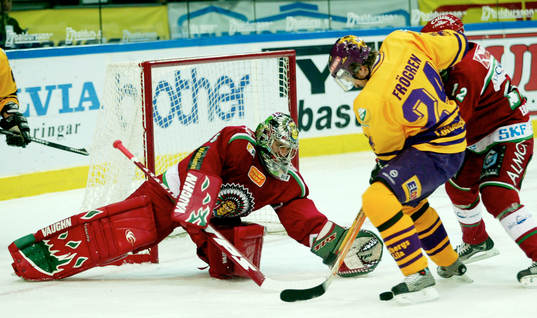 Jonas Frögren framme och oroar Henrik Lundqvist
