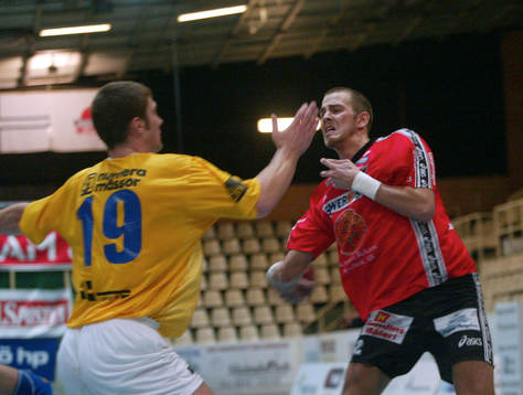 Niklas Johansson laddar med ett konstskott underifrån,