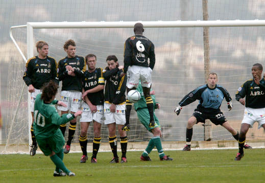 AIK - HamKam : Kennet Doleken skjuter en frispark i Pa Kahs