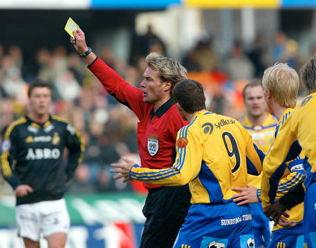 Anders Frisk, domare (Varning, gult Kort)