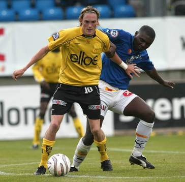 Lasse Nilsson håller undan för Mike Owuso