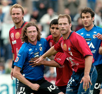 Mikael Nilsson, Halmstad, hålls tillbaka av Ailton Almeida