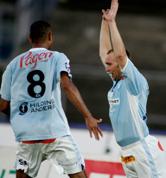 Niklas Skoog har gjort 4 - 2 opch grattas av Alfonso Alves