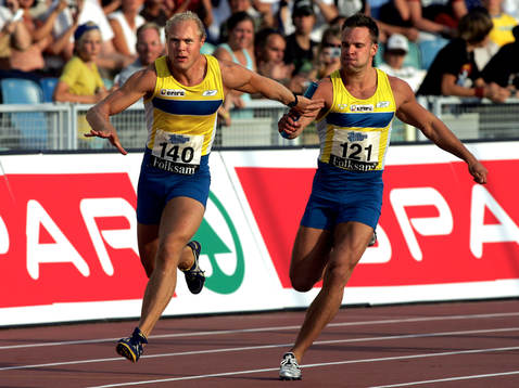 Robert Kronberg växlar till Erik Wahn, 4x100 meter