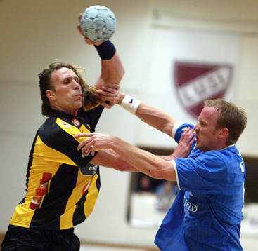Handboll. H43 - Hammarby. Staffan Olsson hårt markerad av