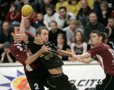 Robert Andersson håller Tommy Atterhäll hårt