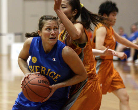 Cissi Ferm i duell i Sveriges inledande basketmatch mot