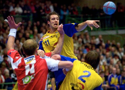 Kristian Svensson, Sverige passar bollen vidare