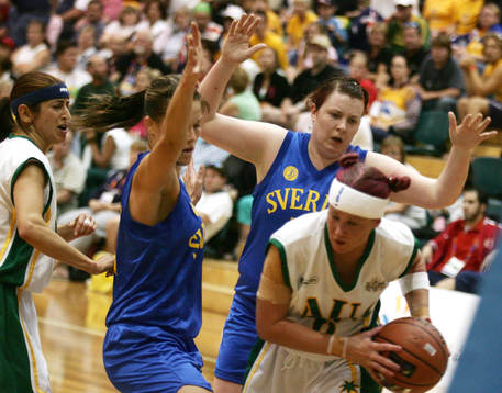 Sveriges basketttjejer vann prestigemötet med Australien.
