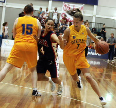 Cissi Ferm rundar en USA-försvarare i basketfinalen i