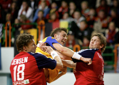 Jonas Larholm, Sverige, stoppas av Johnny Jensen och Thomas