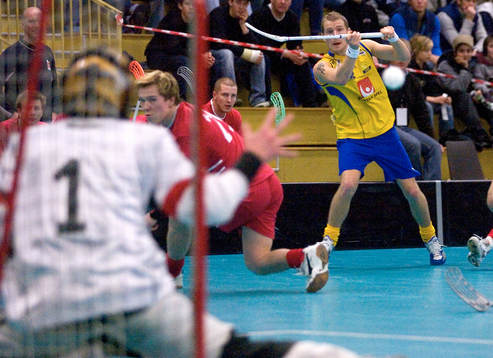 Peter Bodén Sverige skjuter på mål