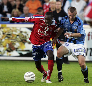 Atiba Hutchinson stoppar Mattias Jonson