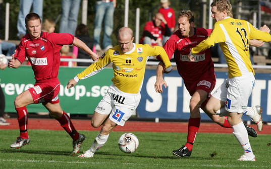 Falkenbergs Johan Claesson först på bollen
