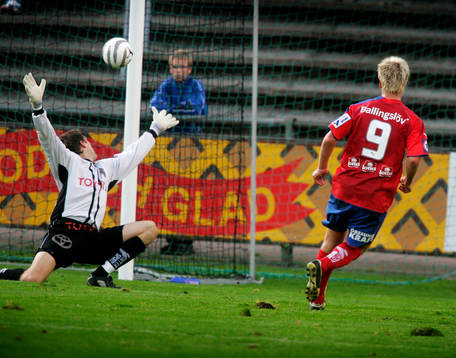 Andreas Dahl, Helsingborg, skjuter in 2-0 bakom Mattias
