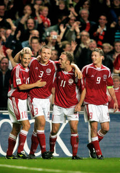 Danmarks nummer 3 Michael Gravgaard gjorde 1-0. Jubel med