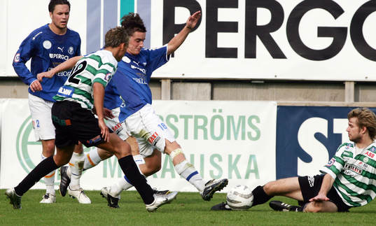 TFF:s Niklas Nordgren tränger sig fram genom
