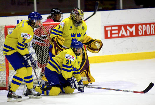 Cecilia Andersson, målvakt får hjälp att försvara