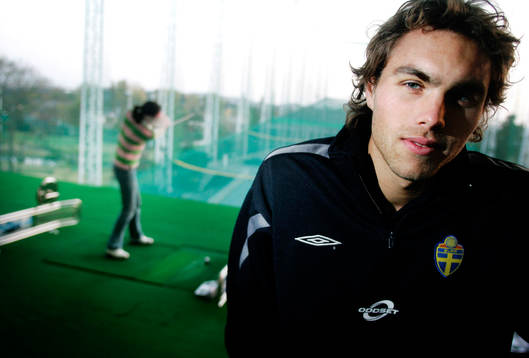 Johan Elmander kollar in Driving Rangen för golfträning